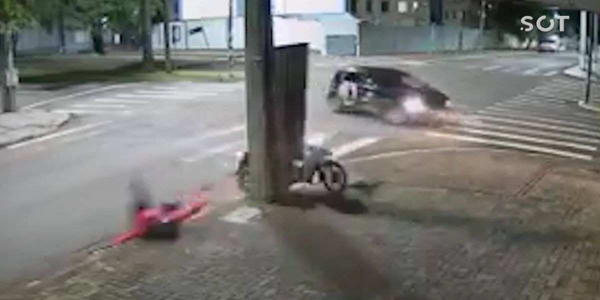 Carro foge após atingir motociclista na Avenida Brasil; Câmera de segurança registrou a batida