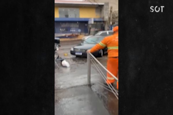 Imagem referente a notícia: Briga de trânsito: Motorista tenta atropelar garis e forças de segurança são acionadas