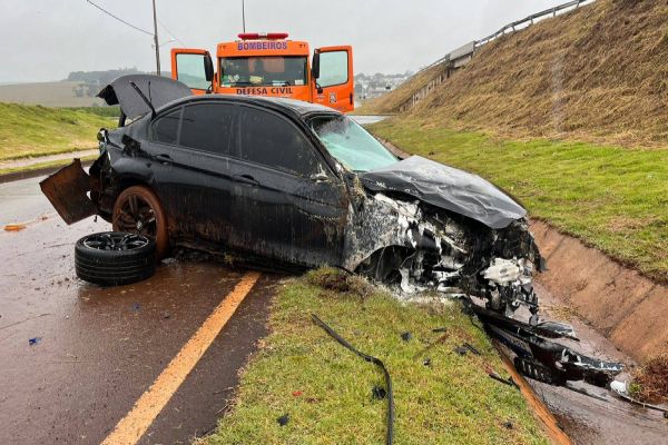 Imagem referente a notícia: Carro de Cascavel “Voa” por cima de guard rail, bate em barranco e pega fogo na BR-369 em Corbélia