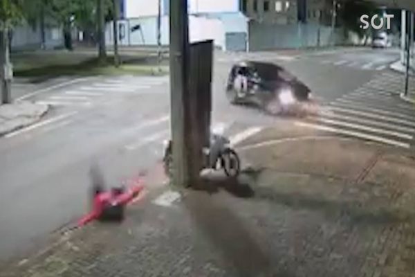 Imagem referente a notícia: Carro foge após atingir motociclista na Avenida Brasil; Câmera de segurança registrou a batida