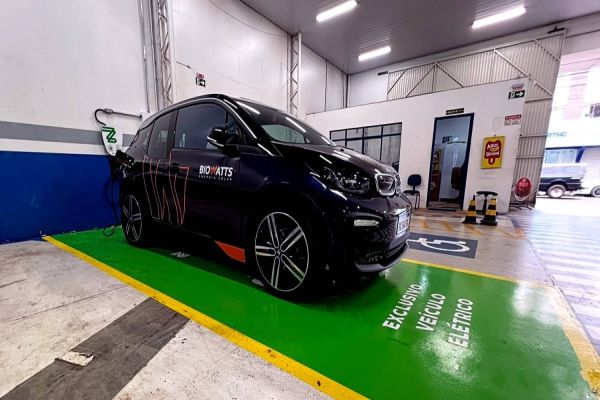 Cooperados do Sicoob Credicapital contam com ponto exclusivo para recarga de veículos elétricos