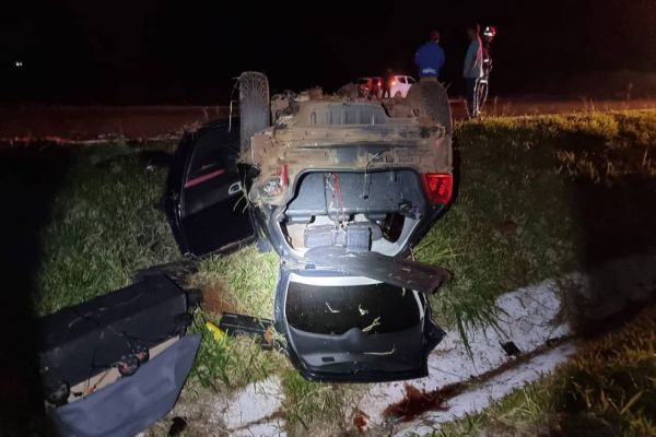 Três jovens ficam gravemente feridos após capotamento na BR-467 em Sede Alvorada