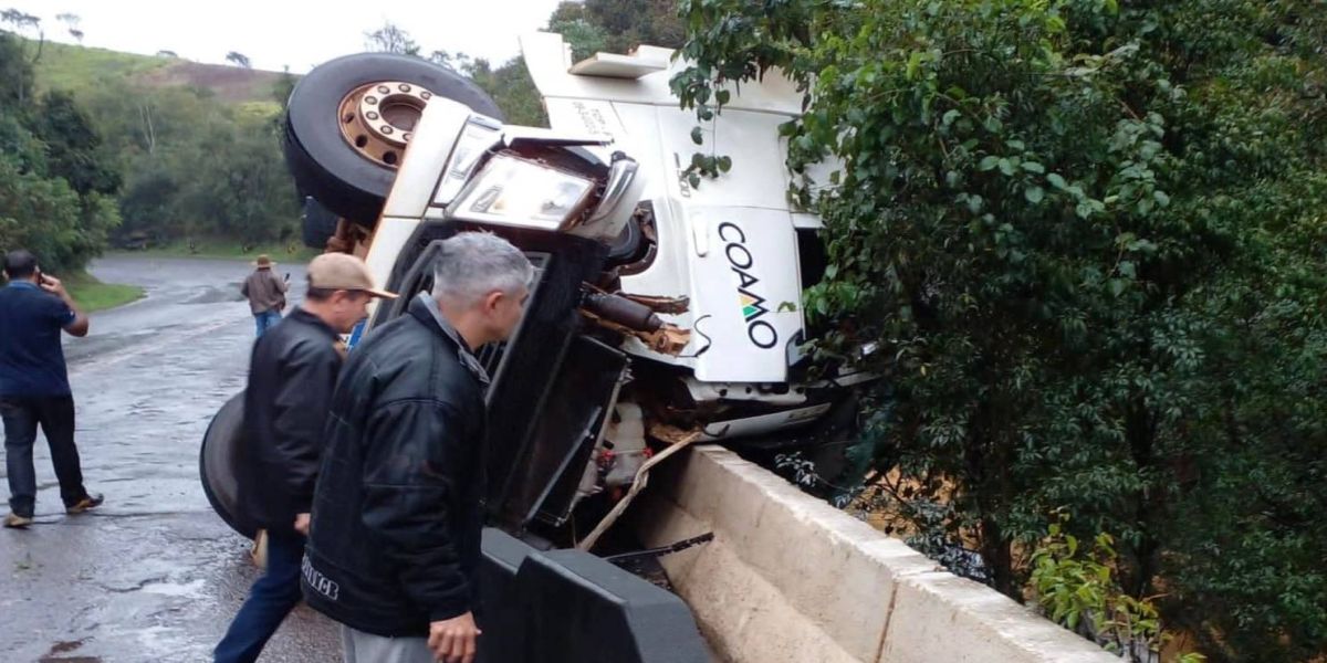 Caminhoneiro fica ferido após capotamento e cabine ficar pressa em cabeceira de ponte na PR-460
