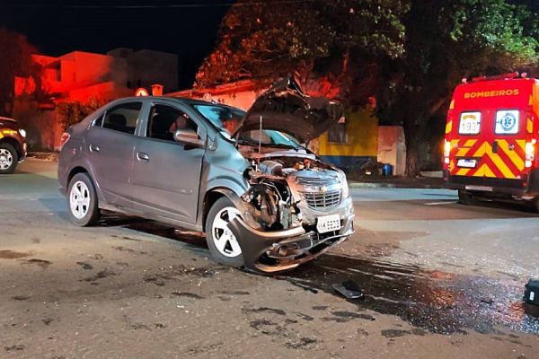 Imagem referente a notícia: Cinco pessoas ficam feridas após forte colisão no bairro Parque São Paulo