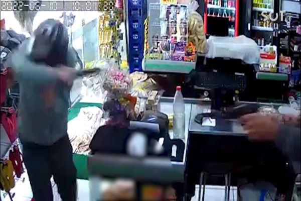 Imagem referente a notícia: Câmera de segurança registra assalto que terminou meliante baleado em Umuarama