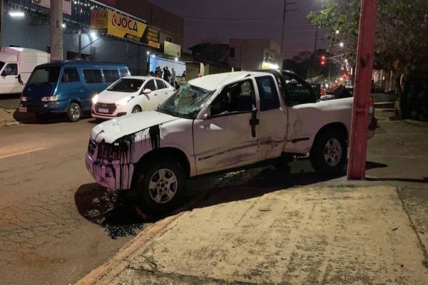 Imagem referente a notícia: Caminhonete capota após forte colisão de trânsito no Bairro Periolo