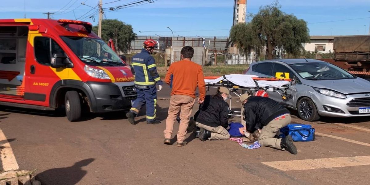 Veículo tomba após colidir em carreta no Trevo Cataratas em Cascavel