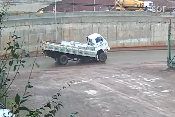 Imagem referente a notícia: Caminhão parte ao meio no Trevo Cataratas em Cascavel