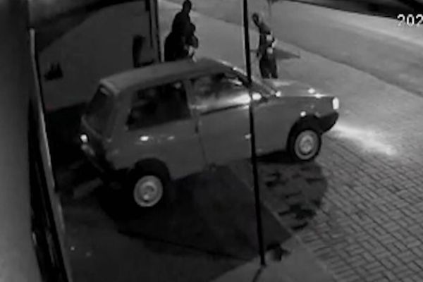 Imagem referente a notícia: Câmera de segurança registra tentativa de arrombamento no Bairro Floresta