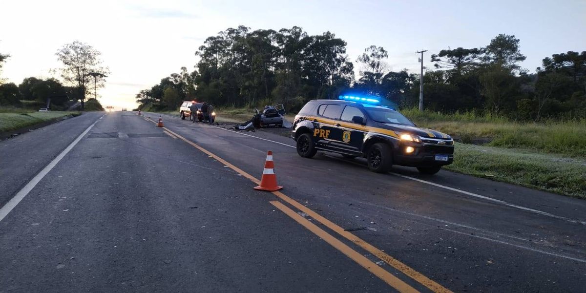 Homem de 35 anos morre após violenta batida entre carro e caminhão na BR-373