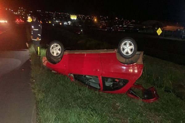Imagem referente a notícia: Jovem de 24 anos é ejetada de carro durante capotamento na BR-277 em Cascavel