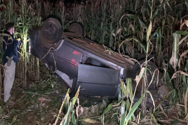 Imagem referente a notícia: Duas pessoas ficam feridas em capotamento na BR-467, em Cascavel