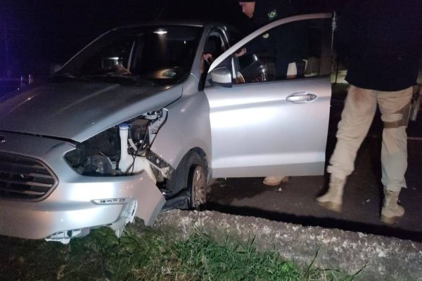 Carro passa direto por cima do canteiro central da BR-277 e só para após bater em mureta