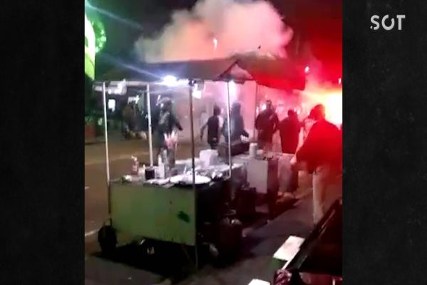 Imagem referente a notícia: Torcidas organizadas do Coritiba e Palmeiras promovem cenas de violência