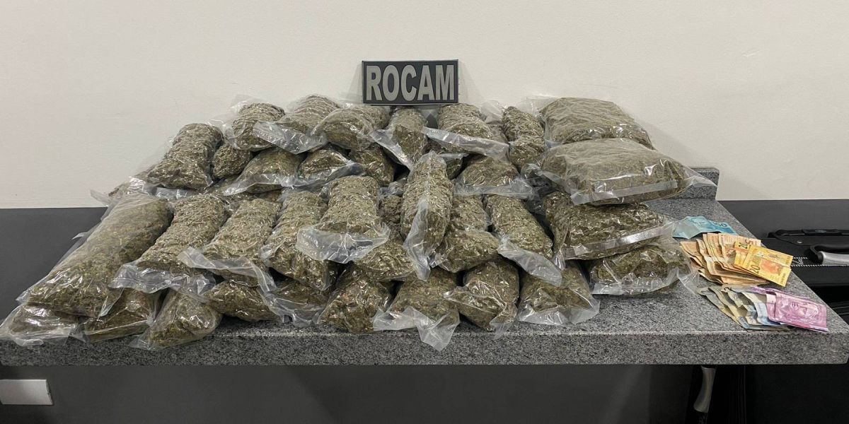 Jovem é detida pela Polícia Militar com 53 pacotes de maconha em ônibus na Av. Tancredo Neves