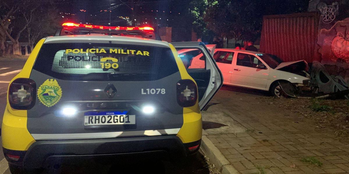 Gol colide contra portão de imóvel após acidente de trânsito na Rua Nereu Ramos