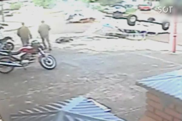 Imagem referente a notícia: Câmera de segurança registra forte colisão entre caminhonete e carro na Av. Corbélia