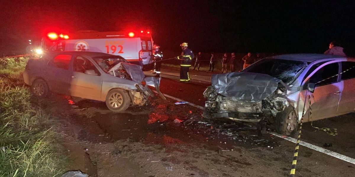 Três pessoas ficam em estado grave em violenta colisão frontal na BR-369 em Cascavel