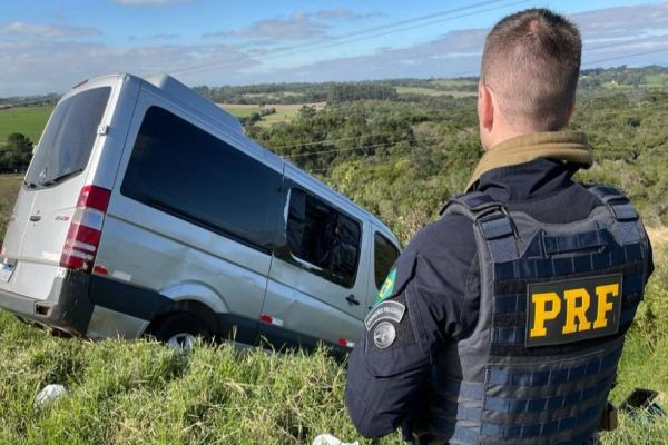 Dupla em van tenta fugir da PRF, salta de veículo em movimento e condutor morre na hora