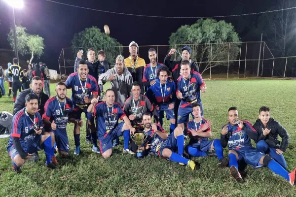 Foto relacionada a notícia: Força Jovem FC vence Amigos do Robinho é fatura o titulo de campeão do 1º Campeonato do Gabriel