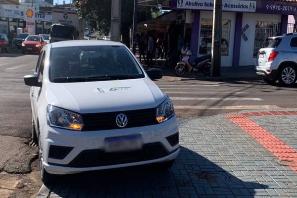 Motociclista de 27 anos fica ferido após colisão na Avenida Carlos Gomes
