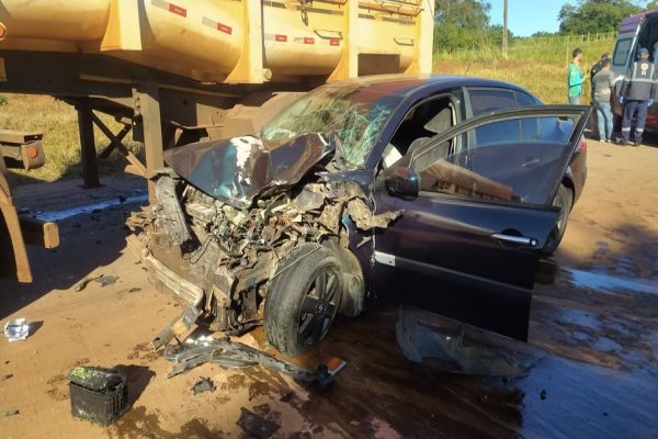 Colisão frontal entre carro e caminhão é registrado na BR-163 em Capitão