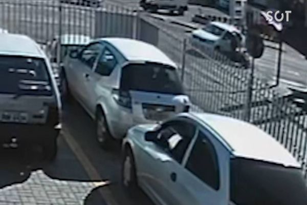 Imagem referente a notícia: Câmera de segurança registra colisão entre carro e moto na Avenida Carlos Gomes