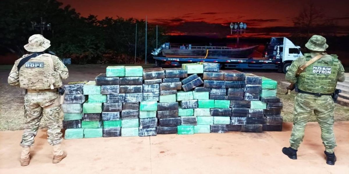 BPFRON, BOPE e Polícia Federal apreendem 1,8 toneladas de drogas em Pato Bragado