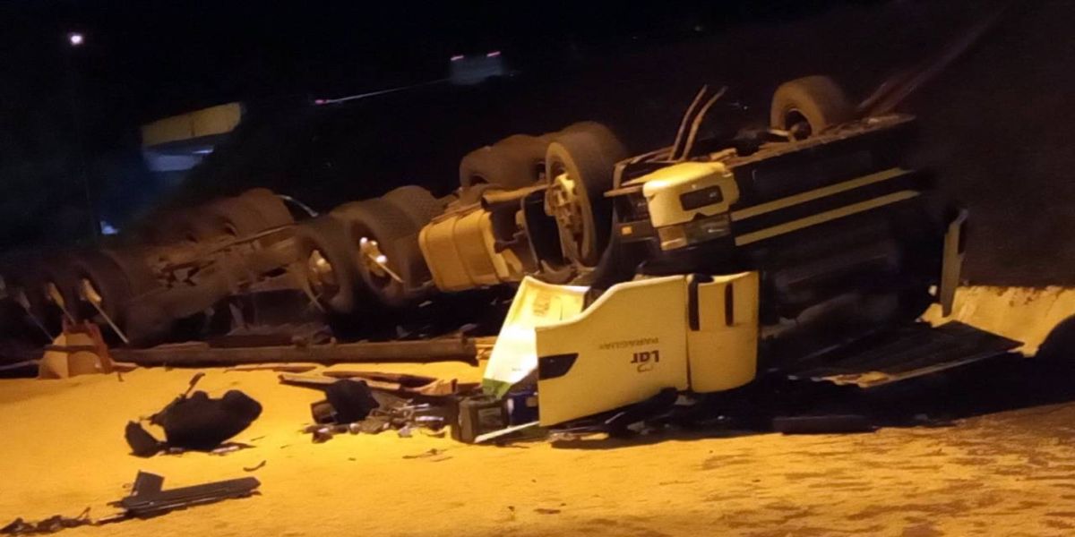 Motorista morre após caminhão sair da pista na BR-277 em São Miguel