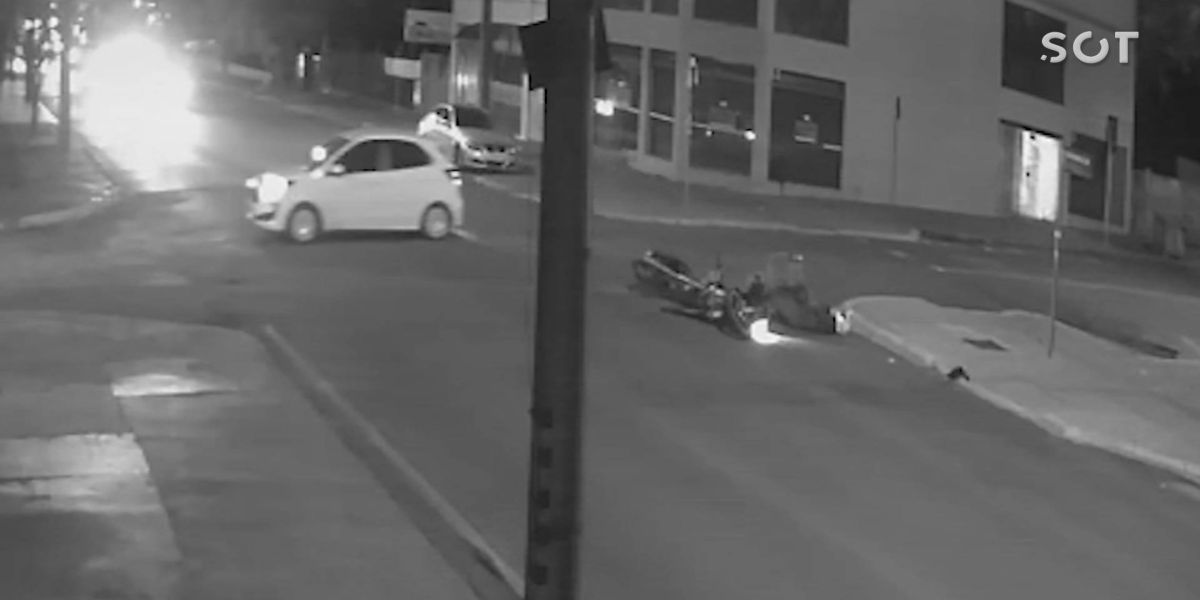 Duas motociclistas ficam feridas em forte colisão no centro de Cascavel