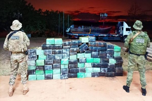 BPFRON, BOPE e Polícia Federal apreendem 1,8 toneladas de drogas em Pato Bragado