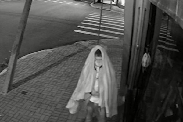 Imagem referente a notícia: Câmera registra tentativa de furto a comercio na Rua Paraná