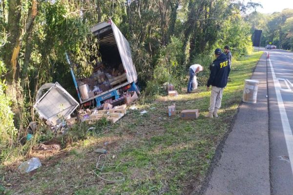 Imagem referente a notícia: Caminhão tomba na BR-277 e carga é parcialmente saqueada por indígenas em Nova Laranjeiras