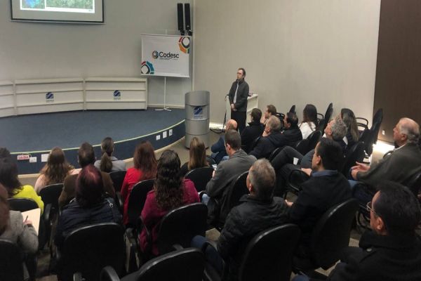 Cerca de 50 técnicos que compõem as câmaras do Codesc, debatem Plano de Mobilidade Urbana