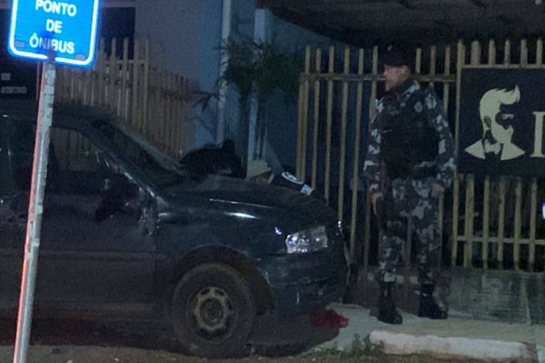 Imagem referente a notícia: Jovem de 23 anos é baleado no tórax e pede ajuda em residência no Jardim Melissa em Cascavel