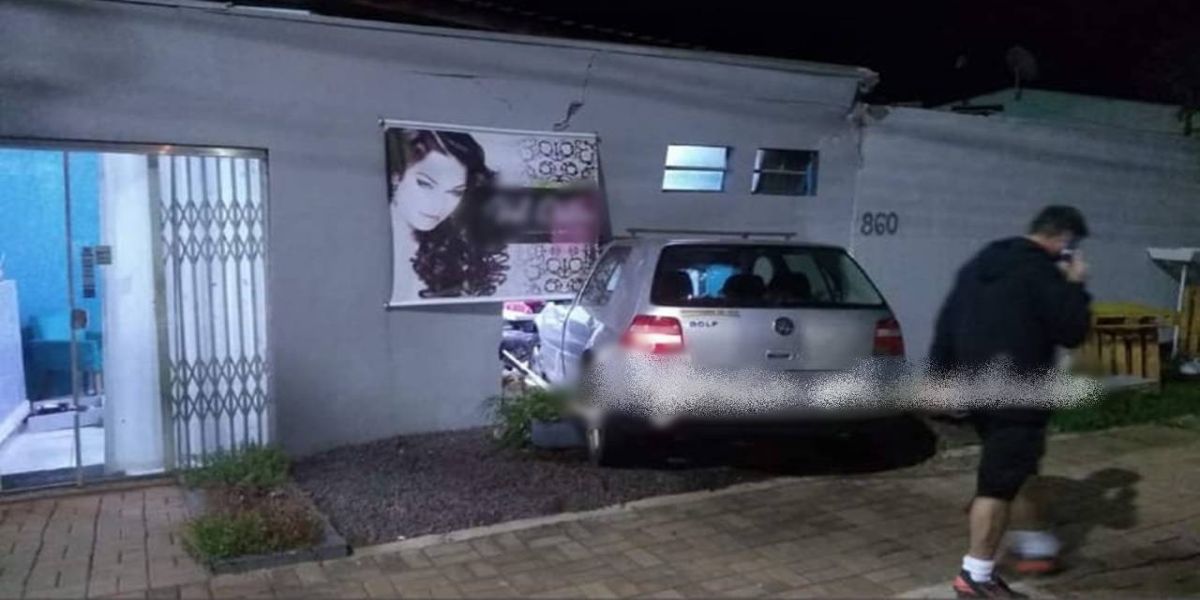 Motorista perde o controle da direção e invade Salão de Beleza no Jardim Veneza