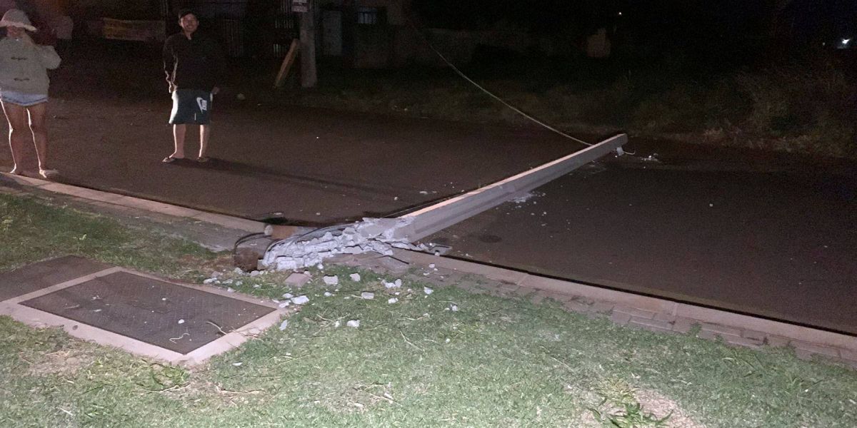 Veículo colide em poste, foge e deixa parte do Bairro Esmeralda fica sem energia