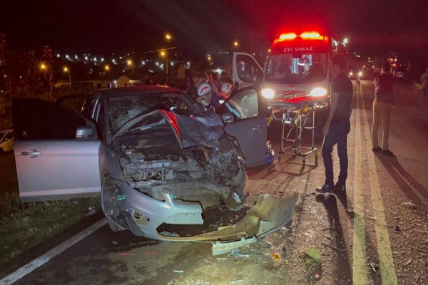 Imagem referente a notícia: Quatro pessoas ficam gravemente feridas após colisão entre carro e trator na PR-573 em Corbélia