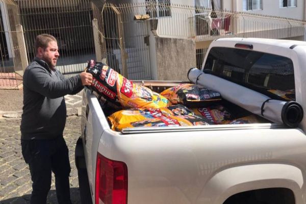 Projeto de lei cria programa de distribuição de ração para pets no Paraná