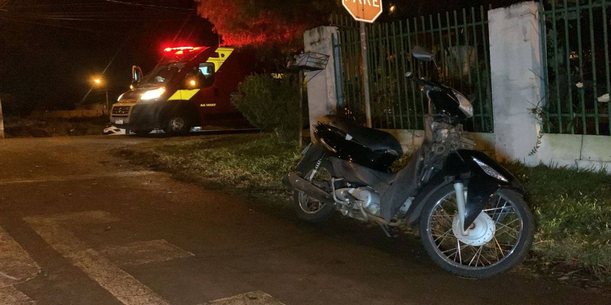 Motociclista fica ferido após colisão na Avenida Uirapuru