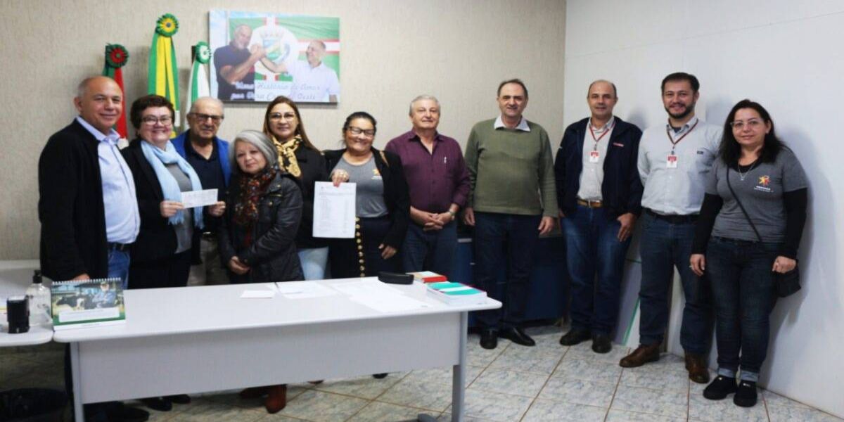 Coopavel doa ao Provopar de Vera Cruz recursos de venda de livros de Ibrahim