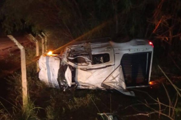 Camionete bate contra rodado de Trator e capota por 70 metros entre Pato Bragado e Margarida