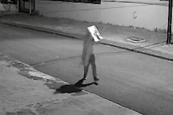Imagem referente a notícia: Câmera de segurança registra bandido fugindo com tv roubada no Bairro Santa Felicidade