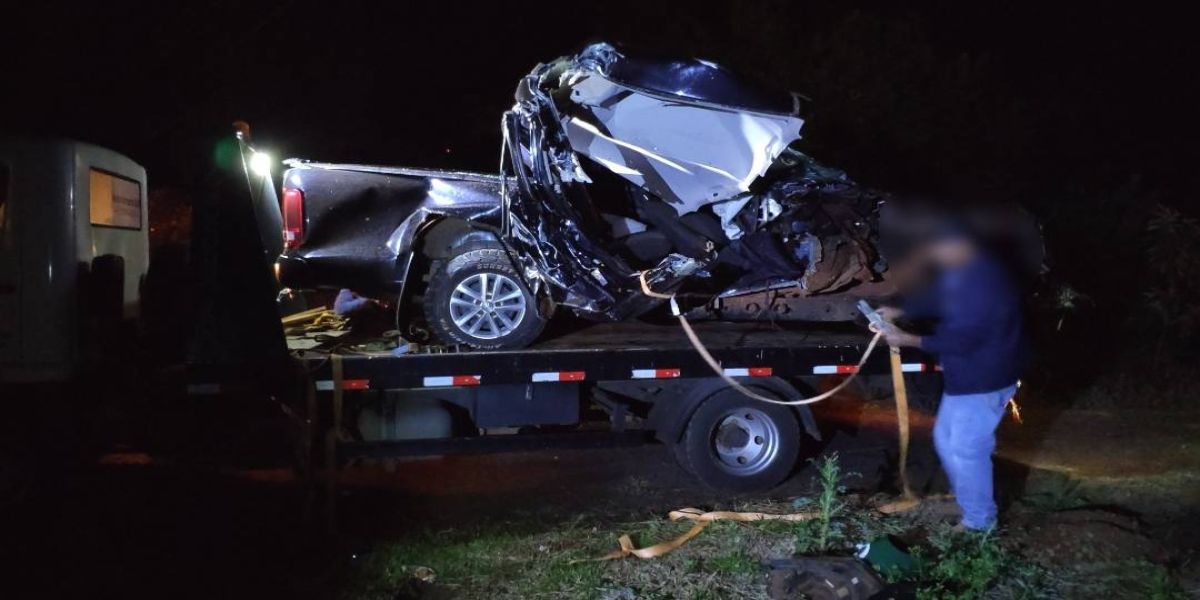 Jovem escapa praticamente ileso, após bater caminhonete na traseira de caminhão na PR-180