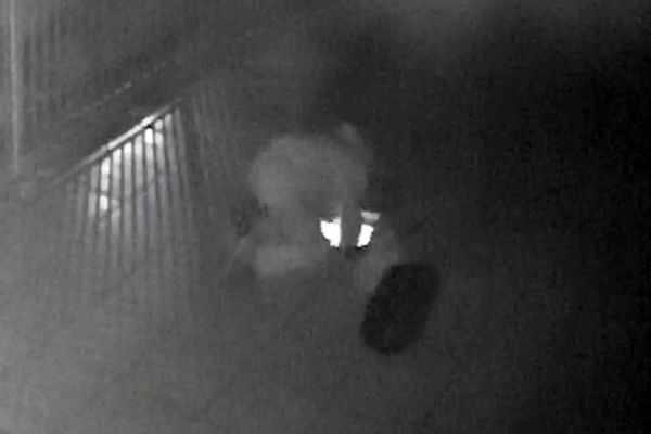 Imagem referente a notícia: Homem furta fios do Cmei Professora Silvia G. Vieira Fabro no Bairro Aclimação