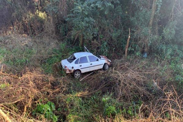 Quatro pessoas ficam feridas em capotamento na PRc-467
