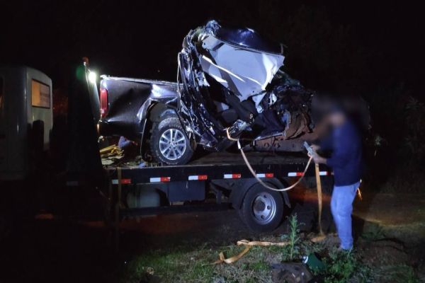 Jovem escapa praticamente ileso, após bater caminhonete na traseira de caminhão na PR-180