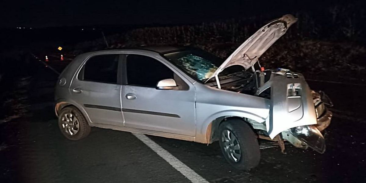 Forte colisão entre carro e micro-ônibus é registrada na PR-180