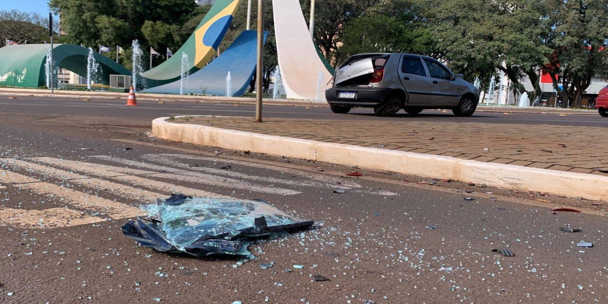 Mãe e bebe recém-nascido ficam feridos após forte colisão entre carro e Ônibus na Avenida Brasil