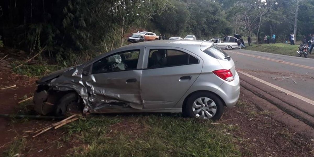 Forte colisão traseira entre três carros deixa cinco pessoas feridas na PR-180
